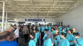 Kapolsek KKP saat memberikan pengarahan kepada para korban PMI Ilegal di salah satu pelabuhan Internasional di Batam, Senin (24/11/2025). Matapedia6.com/Dok Polsek KKP