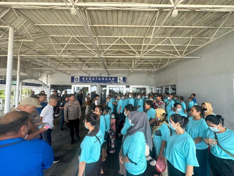 Kapolsek KKP saat memberikan pengarahan kepada para korban PMI Ilegal di salah satu pelabuhan Internasional di Batam, Senin (24/11/2025). Matapedia6.com/Dok Polsek KKP