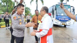 Wakapolda Kepri Brigjen Pol Dr. Anom Wibowo, saat menyambut rombongan pastoral Prof. Dr. Ignatius Kardinal Suharyo, Uskup Ordinariat Castrensis Indonesia (OCI) di Mapolda Kepri, Selasa (25/11/2025). Matapedia6.com/Dok Humas Polda
