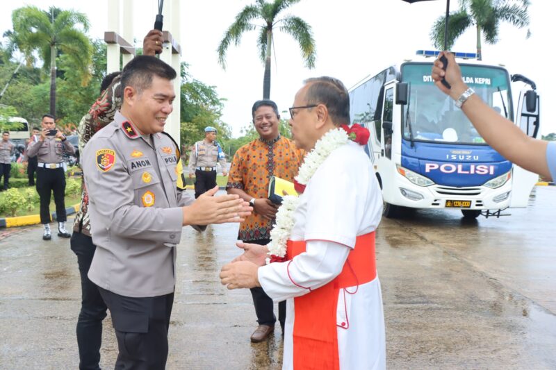 Wakapolda Kepri Brigjen Pol Dr. Anom Wibowo, saat menyambut rombongan pastoral Prof. Dr. Ignatius Kardinal Suharyo, Uskup Ordinariat Castrensis Indonesia (OCI) di Mapolda Kepri, Selasa (25/11/2025). Matapedia6.com/Dok Humas Polda