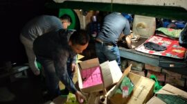 Berbagai jenis sembako yang ditemukan saat dilakukan penggerebekan di pelabuhan Haji Sage di Tanjung Sekuang, Batuampar, Senin (24/11/2025). Matapedia6.com/Dok Kodim