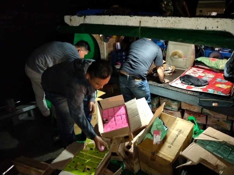 Berbagai jenis sembako yang ditemukan saat dilakukan penggerebekan di pelabuhan Haji Sage di Tanjung Sekuang, Batuampar, Senin (24/11/2025). Matapedia6.com/Dok Kodim