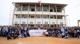 Panbil Group tanam bibit pohon di SMKN 11 Sagulung. Foto:Istimewa