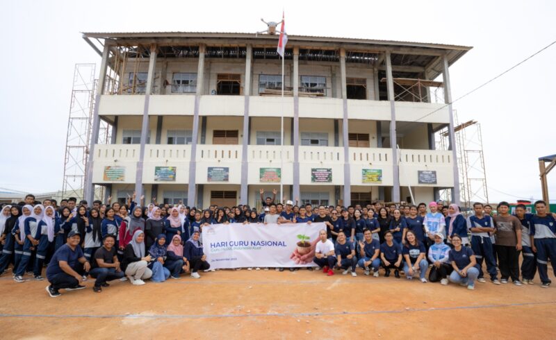 Panbil Group tanam bibit pohon di SMKN 11 Sagulung. Foto:Istimewa