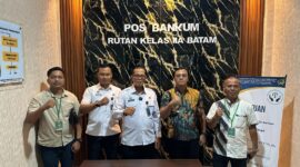 Karutan Batam Fajar bersama LBH di pos bantuan hukum Rutan Batam, Selasa (25/11/2025). Foto:dok/ Rutan Batam