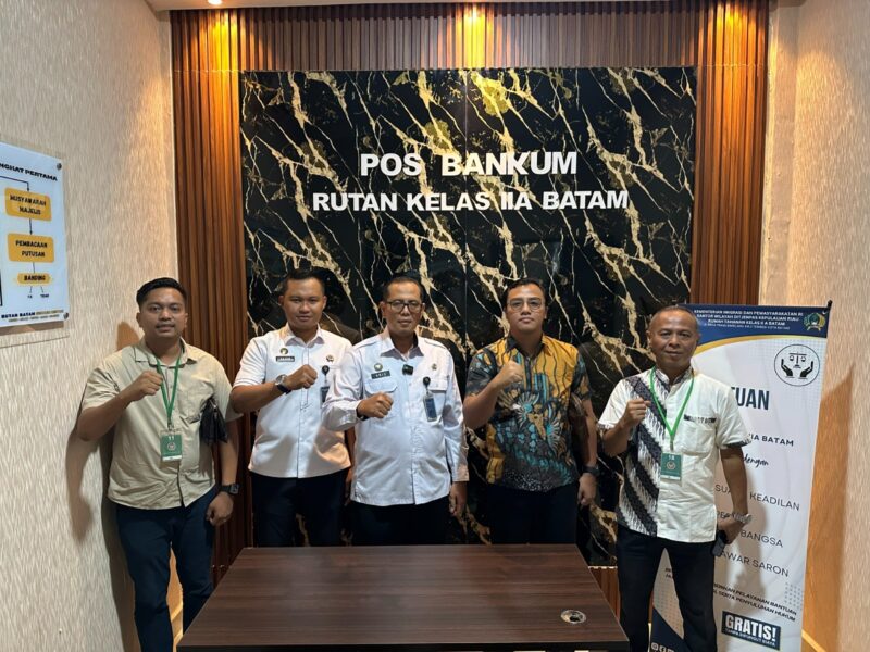Karutan Batam Fajar bersama LBH di pos bantuan hukum Rutan Batam, Selasa (25/11/2025). Foto:dok/ Rutan Batam