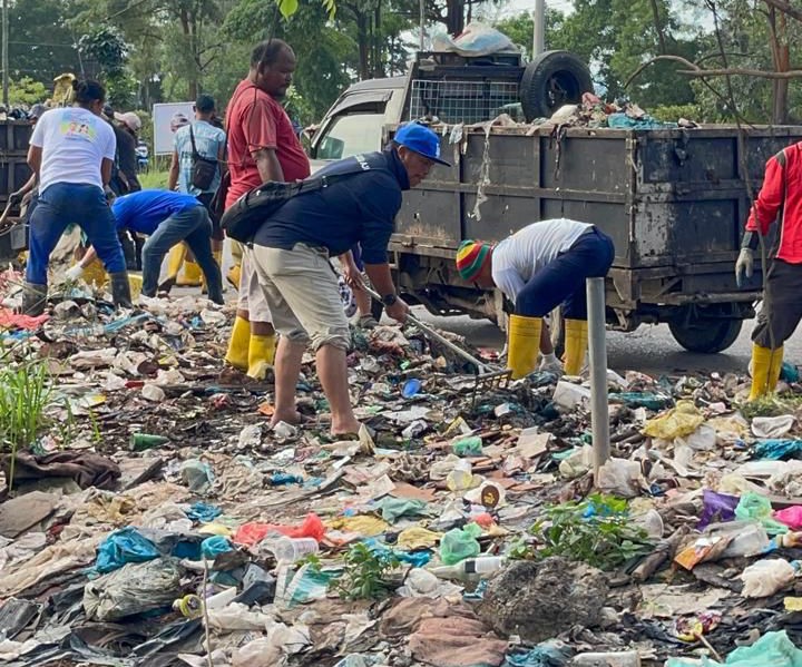 Petugas gabungan membersihkan sampah di wilayah Batu Aji, Rabu (26/11/2025). Foto:dok/Ist