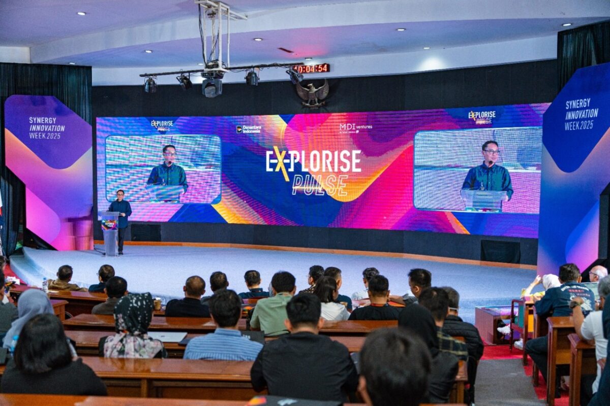 Direktur IT Digital Telkom Indonesia Faizal Rochmad Djoemadi saat memberikan sambutan pada acara Synergy Innovation Week 2025 di Bandung pada Kamis (27/11/2025). Foto:Telkom/matapedia