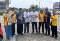 Ketua Umum IKTD Batam H Arlon Veristo saat galang dana untuk korban bencana alam di Sumbar, Minggu (30/11/2025). Foto:dok/Ist