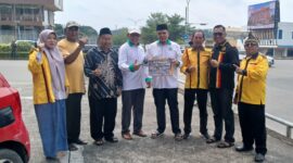 Ketua Umum IKTD Batam H Arlon Veristo saat galang dana untuk korban bencana alam di Sumbar, Minggu (30/11/2025). Foto:dok/Ist