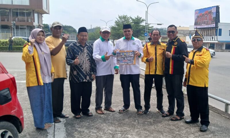 Ketua Umum IKTD Batam H Arlon Veristo saat galang dana untuk korban bencana alam di Sumbar, Minggu (30/11/2025). Foto:dok/Ist