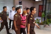 Kejari Batam tahan satu tersangka dugaan Korupsi asuransi, Senin (3/11/2025). Foto:Zalfirega/matapedia