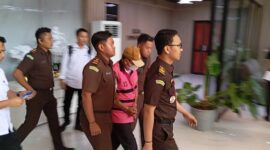 Kejari Batam tahan satu tersangka dugaan Korupsi asuransi, Senin (3/11/2025). Foto:Zalfirega/matapedia