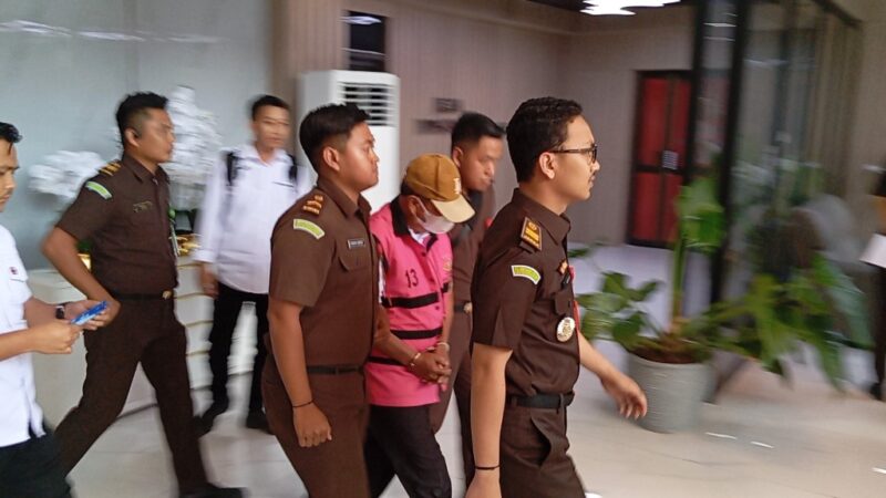 Kejari Batam tahan satu tersangka dugaan Korupsi asuransi, Senin (3/11/2025). Foto:Zalfirega/matapedia