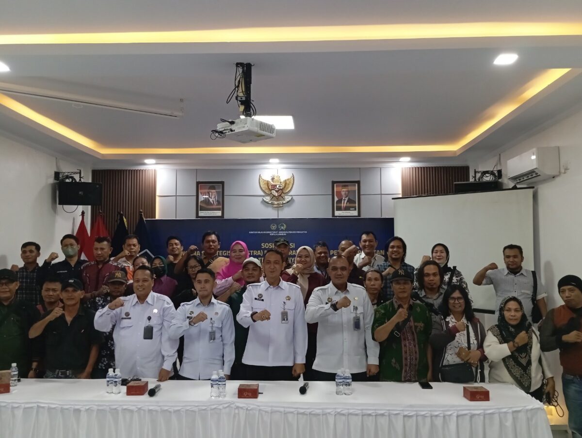 Kalapas Batam Yosafat Rizanto tengah dan KPLP Andre Silalahi kanan bersama sejumlah wartawan, Selasa (4/11/2025). Foto:Rega/matapedia