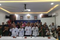 Kalapas Batam Yosafat Rizanto tengah dan KPLP Andre Silalahi kanan bersama sejumlah wartawan, Selasa (4/11/2025). Foto:Rega/matapedia