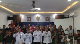 Kalapas Batam Yosafat Rizanto tengah dan KPLP Andre Silalahi kanan bersama sejumlah wartawan, Selasa (4/11/2025). Foto:Rega/matapedia
