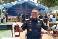 Kepala Bea Cukai Batam Zaky menunjukkan minuman alkohol untuk dimusnahkan, Rabu (5/11/2025). Foto:Zalfirega/matapedia