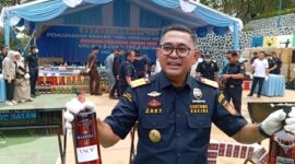 Kepala Bea Cukai Batam Zaky menunjukkan minuman alkohol untuk dimusnahkan, Rabu (5/11/2025). Foto:Zalfirega/matapedia