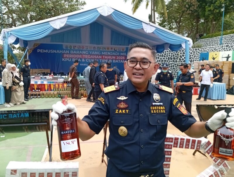 Kepala Bea Cukai Batam Zaky menunjukkan minuman alkohol untuk dimusnahkan, Rabu (5/11/2025). Foto:Zalfirega/matapedia