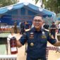 Kepala Bea Cukai Batam Zaky menunjukkan minuman alkohol untuk dimusnahkan, Rabu (5/11/2025). Foto:Zalfirega/matapedia