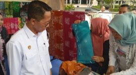Wali Kota Batam Amsakar Achmad saat meninjau salah satu stand penjual batik Batam di lokasi Gebyar UMKM 2025 di Alun-alun, Pemko Batam, Rabu (4/11/2025). Matapedia6.com/Luci