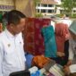 Wali Kota Batam Amsakar Achmad saat meninjau salah satu stand penjual batik Batam di lokasi Gebyar UMKM 2025 di Alun-alun, Pemko Batam, Rabu (4/11/2025). Matapedia6.com/Luci