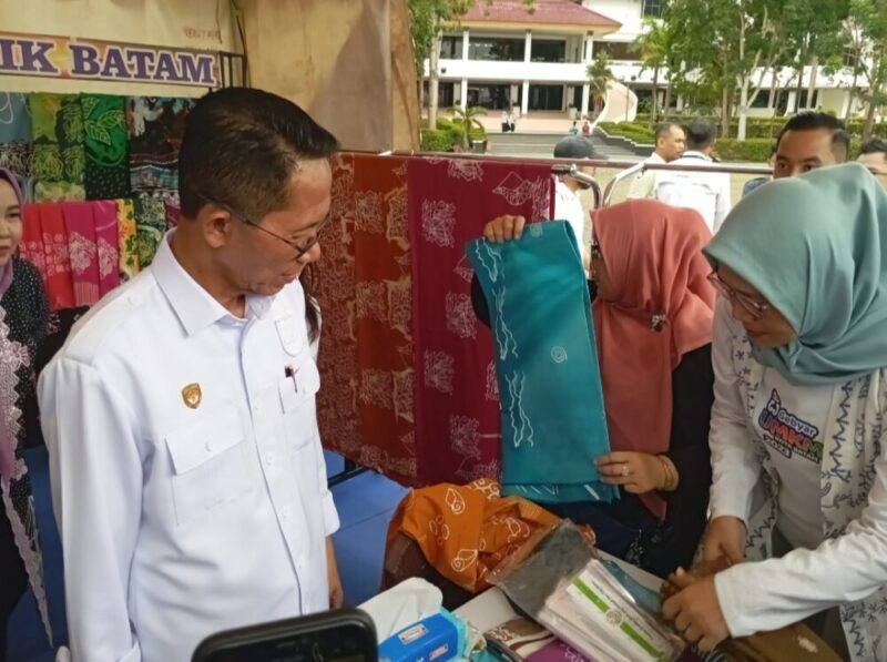 Wali Kota Batam Amsakar Achmad saat meninjau salah satu stand penjual batik Batam di lokasi Gebyar UMKM 2025 di Alun-alun, Pemko Batam, Rabu (4/11/2025). Matapedia6.com/Luci