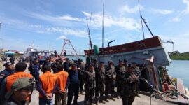 Direktur Jenderal PSDKP Kementerian Kelautan dan Perikanan, Dr. Pung Nugroho saat konferensi pers di Pangkalan PSDKP Barelang Batam, Kamis (6/11/2025). Foto:Zalfirega/matapedia