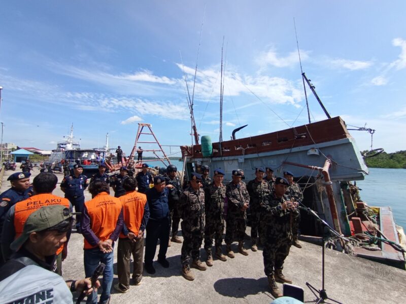 Direktur Jenderal PSDKP Kementerian Kelautan dan Perikanan, Dr. Pung Nugroho saat konferensi pers di Pangkalan PSDKP Barelang Batam, Kamis (6/11/2025). Foto:Zalfirega/matapedia