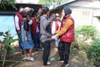 Petugas BNN dan juga kepolisian saatelakukan pemeriksaan terhadap warga Simpang Dam Muka Kuning, Kota Batam, Provinsi Kepri, Jumat (7/11/2025). Matapedia6.com/Dok Humas Polda