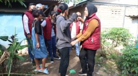 Petugas BNN dan juga kepolisian saatelakukan pemeriksaan terhadap warga Simpang Dam Muka Kuning, Kota Batam, Provinsi Kepri, Jumat (7/11/2025). Matapedia6.com/Dok Humas Polda