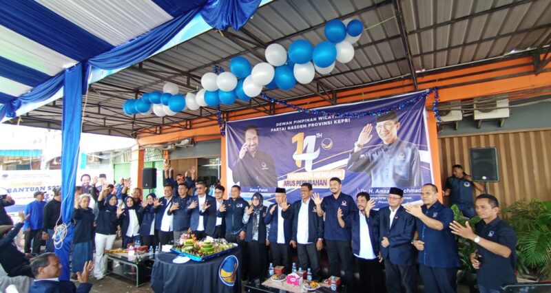 Para kader Partai NasDem Kepulauan Riau saat HUT ke 14, Selasa (11/11/2025). Foto:Zalfirega/matapedia