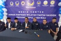 Konferensi pers pengurus Dewan Pimpinan Wilayah Partai NasDem Kepri di HUT ke 14, Selasa (11/11/2025). Foto:Zalfirega/matapedia