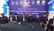 Konferensi pers pengurus Dewan Pimpinan Wilayah Partai NasDem Kepri di HUT ke 14, Selasa (11/11/2025). Foto:Zalfirega/matapedia