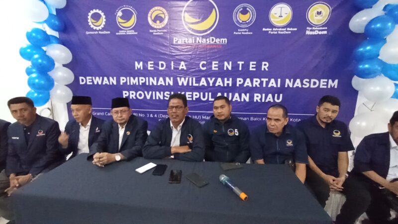 Konferensi pers pengurus Dewan Pimpinan Wilayah Partai NasDem Kepri di HUT ke 14, Selasa (11/11/2025). Foto:Zalfirega/matapedia