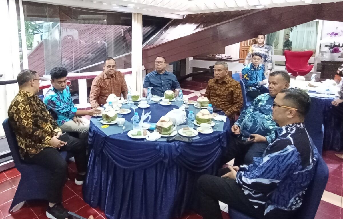 Deputi Bidang Investasi dan Pengusahaan BP Batam, Fary Djemy Francis tengah bersama BRI dan Kementerian UMKM duduk satu meja pada Rabu (12/11/2025). Foto:Zalfirega/matapedia