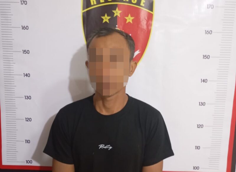 Pelaku pencabulan terhadap cucu tiri yang ditangkap Polsek Sekupang, Rabu (12/11/2025). Matapedia6.com/ Dok Humas Polresta
