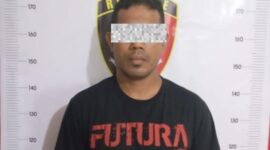 Pria yang diketahui ayah tiri korban perbuatan tidak senonoh terhadap putrinya sendiri setelah ditangkap Polsek Sekupang, Kamis (13/11/2025). Matapedia6.com/Dok Humas Polres