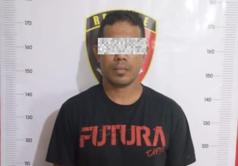 Pria yang diketahui ayah tiri korban perbuatan tidak senonoh terhadap putrinya sendiri setelah ditangkap Polsek Sekupang, Kamis (13/11/2025). Matapedia6.com/Dok Humas Polres