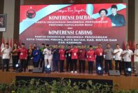 Ketua Bidang Ideologi dan Kaderisasi DPP PDIP, Djarot Syaiful Hidayat foto bersama usai membuka secara resmi Konferda dan Konfercab DPD PDIP Kepri di Hotel Aston, Pelita Kota Batam, Provinsi Kepri, Minggu (16/11/2025). Matapedia6.com/Luci