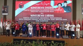 Ketua Bidang Ideologi dan Kaderisasi DPP PDIP, Djarot Syaiful Hidayat foto bersama usai membuka secara resmi Konferda dan Konfercab DPD PDIP Kepri di Hotel Aston, Pelita Kota Batam, Provinsi Kepri, Minggu (16/11/2025). Matapedia6.com/Luci