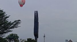 Salah satu balon udara di persimpangan yang ada di daerah Sei Panas Kota Batam Provinsi Kepri, Selasa (18/11/2025). Matapedia6.com/Luci