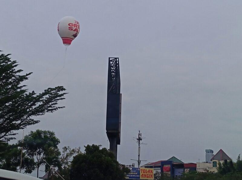 Salah satu balon udara di persimpangan yang ada di daerah Sei Panas Kota Batam Provinsi Kepri, Selasa (18/11/2025). Matapedia6.com/Luci
