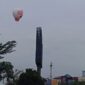 Salah satu balon udara di persimpangan yang ada di daerah Sei Panas Kota Batam Provinsi Kepri, Selasa (18/11/2025). Matapedia6.com/Luci