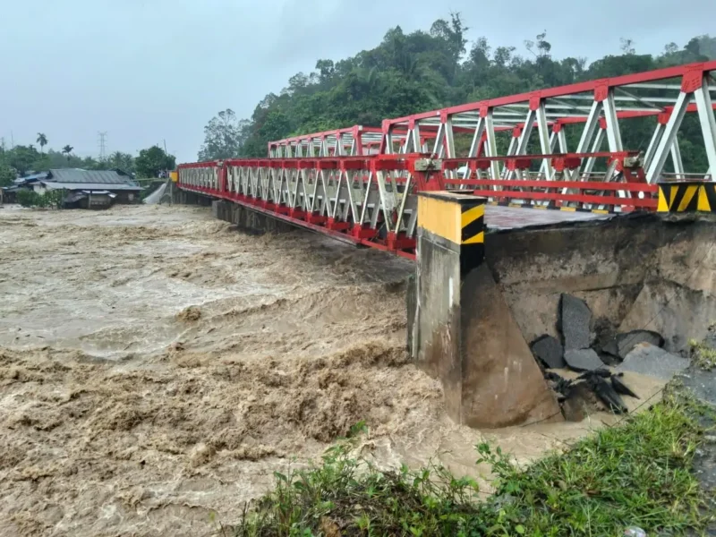 Kondisi pangkal Jembatan Aek Puli di Kecamatan Pahae Jae, Kabupaten Tarutung, Provinsi Sumatera Utara, Jumat (28/11/2025). Matapedia6.com/Dok BNPB