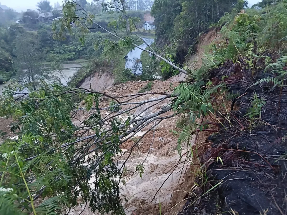 Kondisi salah satu jalan yang terputus akibat longsor yang terjadi di Kabupaten Humbang Hasundutan, Provinsi Sumatera Utara, Jumat (28/11/2025). Matapedia6.com/Dok BNPB