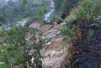 Kondisi salah satu jalan yang terputus akibat longsor yang terjadi di Kabupaten Humbang Hasundutan, Provinsi Sumatera Utara, Jumat (28/11/2025). Matapedia6.com/Dok BNPB
