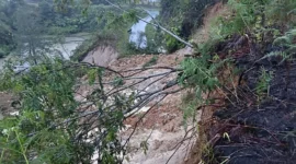 Kondisi salah satu jalan yang terputus akibat longsor yang terjadi di Kabupaten Humbang Hasundutan, Provinsi Sumatera Utara, Jumat (28/11/2025). Matapedia6.com/Dok BNPB