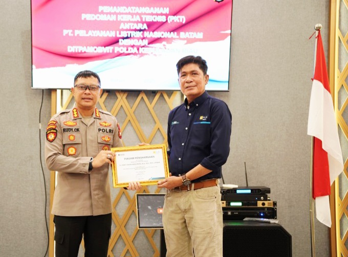 Sekretaris Perusahaan PLN Batam, Samsul Bahri bersama Polda Kepri. Foto:Humas PLN